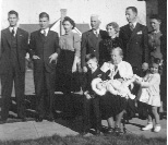 Rhoda Pullen Whitsett (center of front row) with Whitsett family members, courtesy of Karlen Bruner Bain.